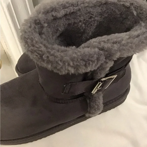 Cozy Gray Shearling Boots - Picture 7 of 7